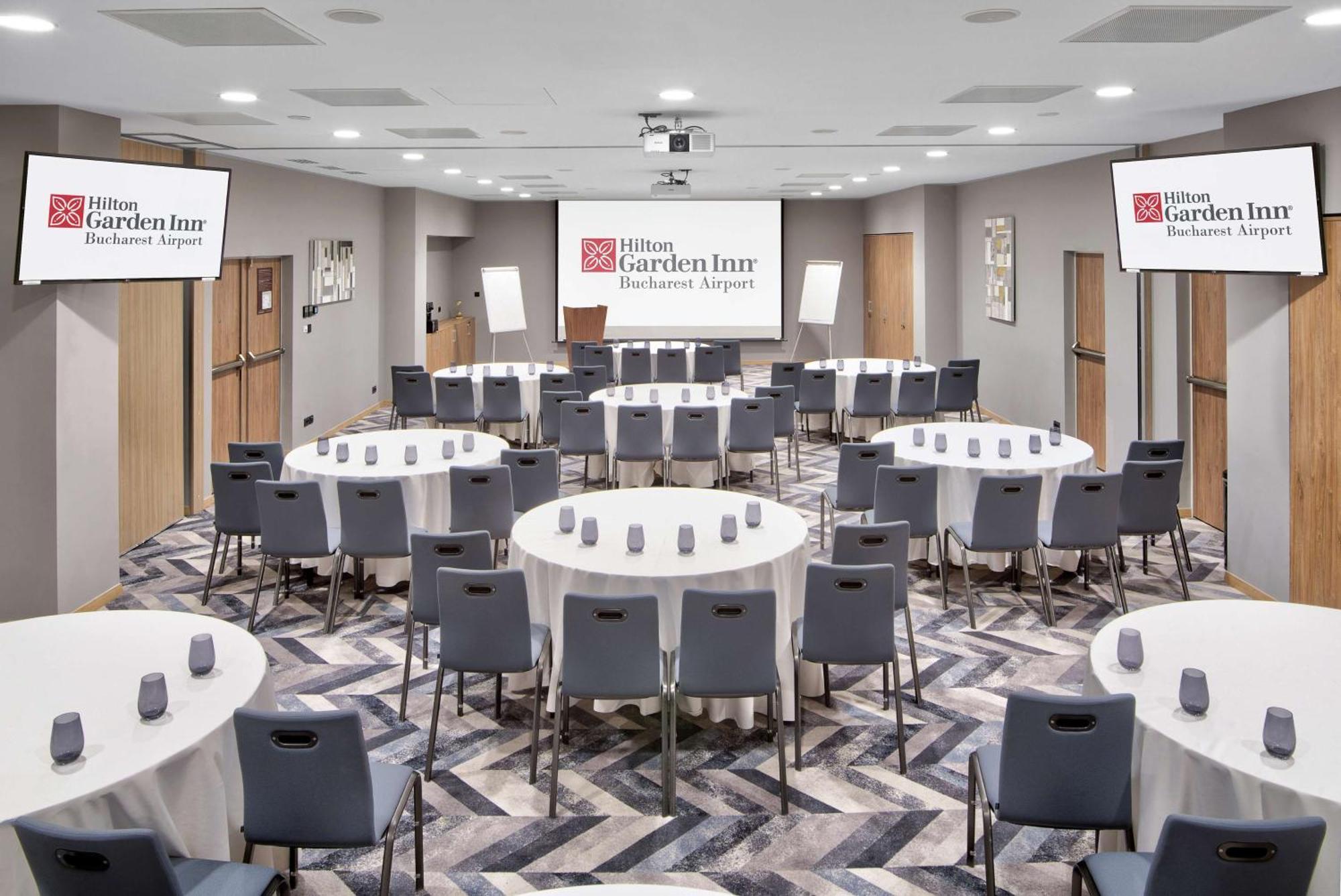 Hilton Garden Inn Bucharest Airport Otopeni Bagian luar foto