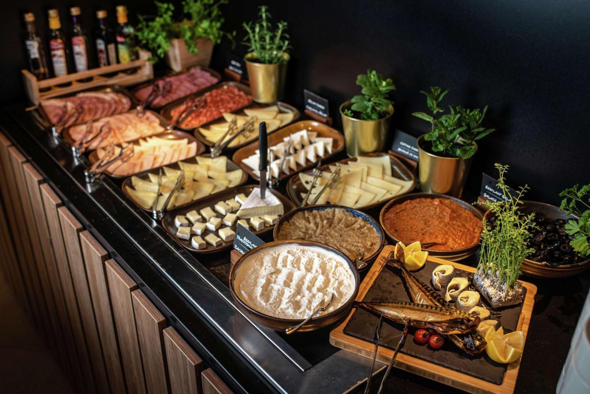 Hilton Garden Inn Bucharest Airport Otopeni Bagian luar foto