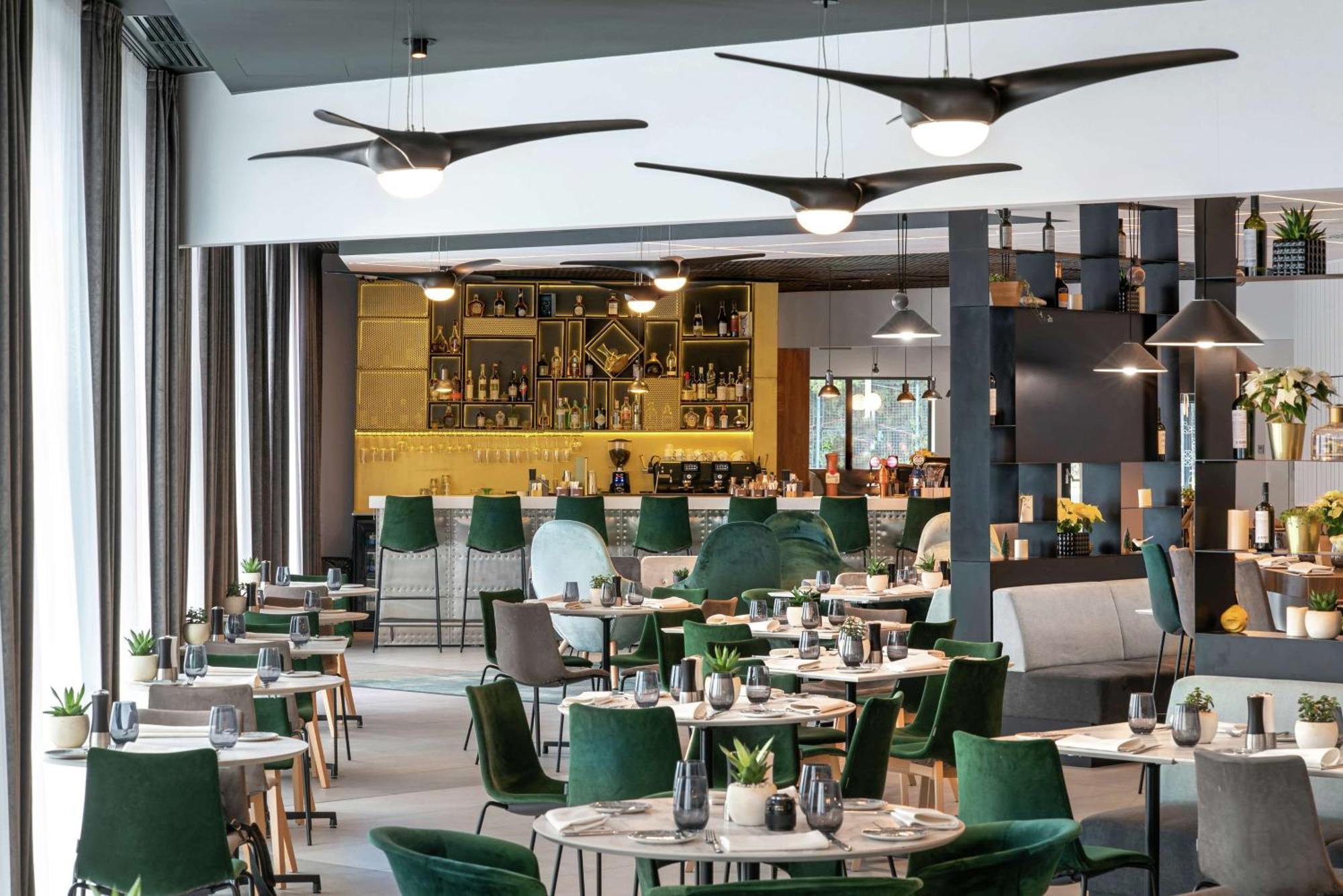 Hilton Garden Inn Bucharest Airport Otopeni Bagian luar foto