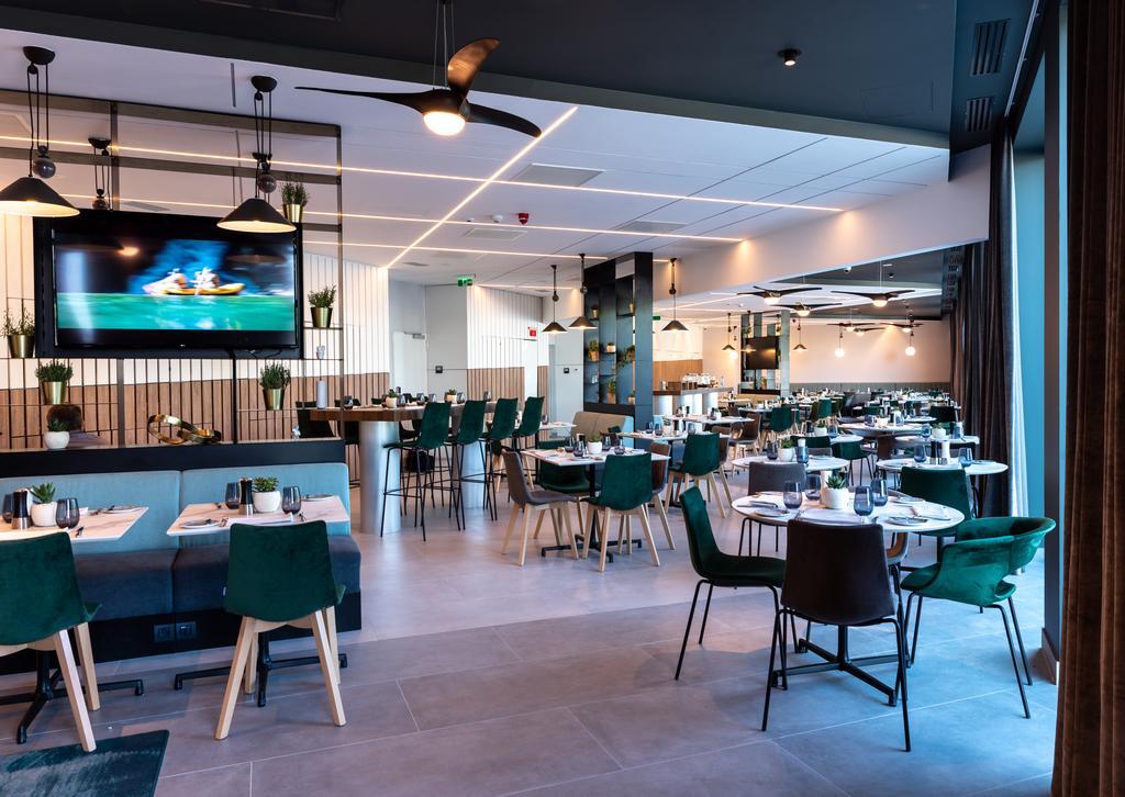 Hilton Garden Inn Bucharest Airport Otopeni Bagian luar foto